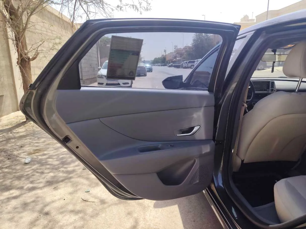 Car image 15