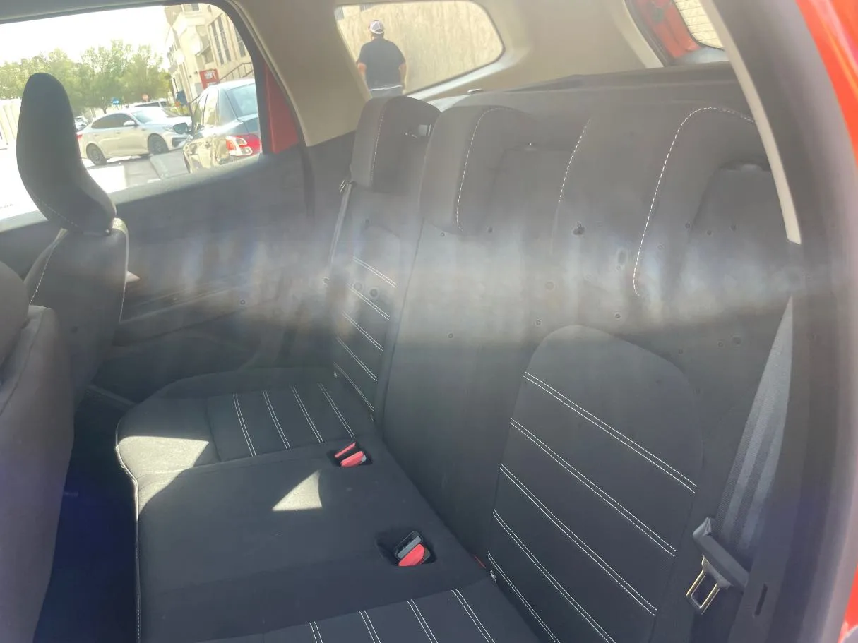 Car image 14