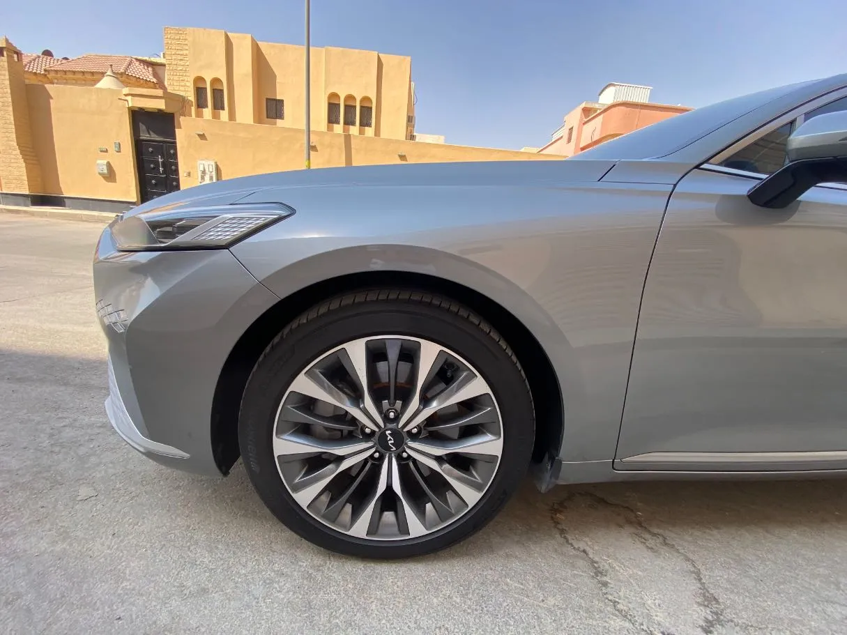 Car image 9