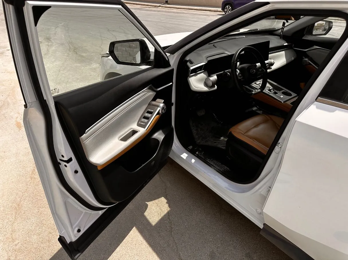 Car image 10