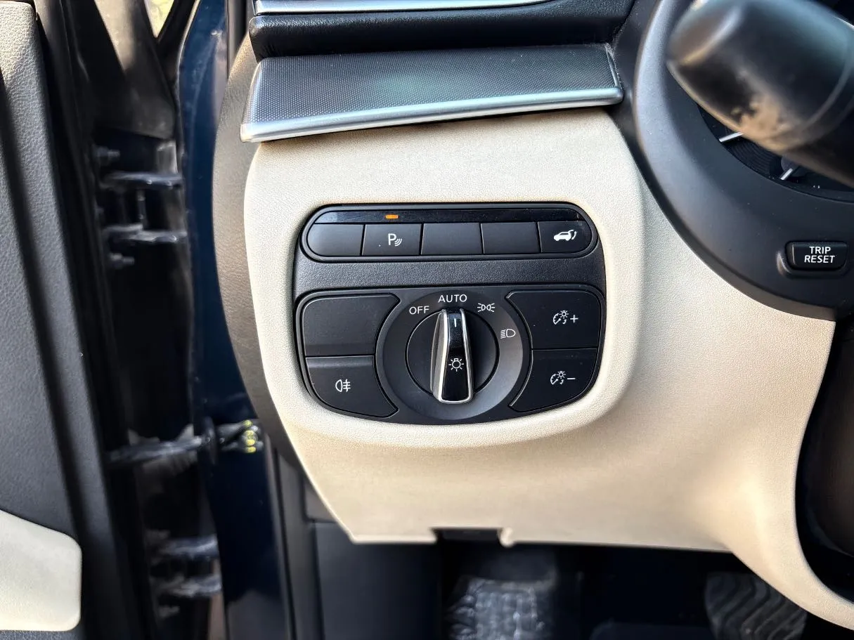 Car image 24