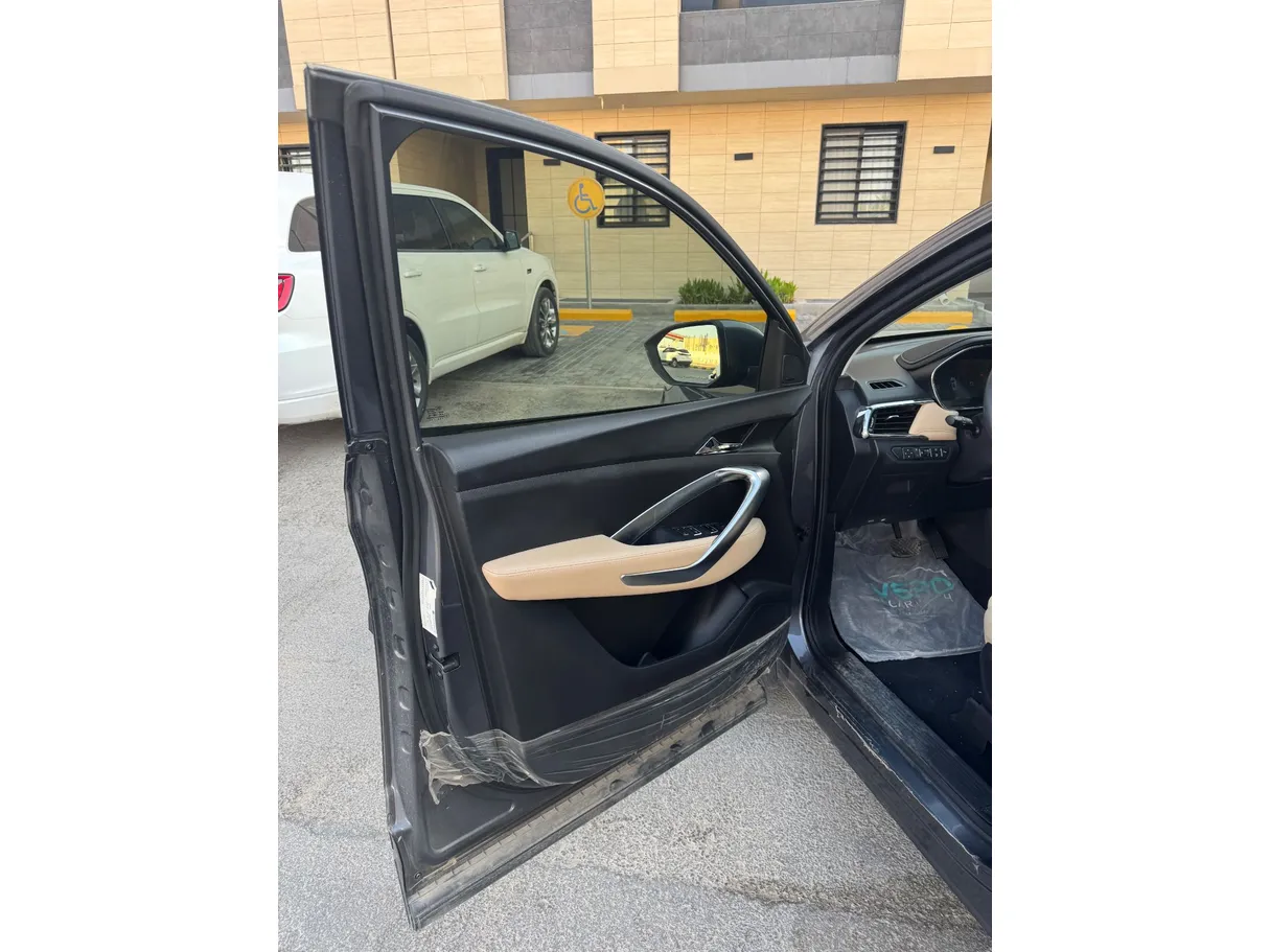 Car image 10