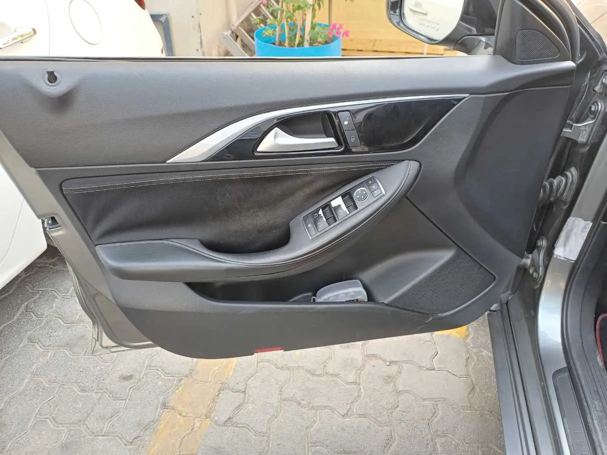 Car image 10