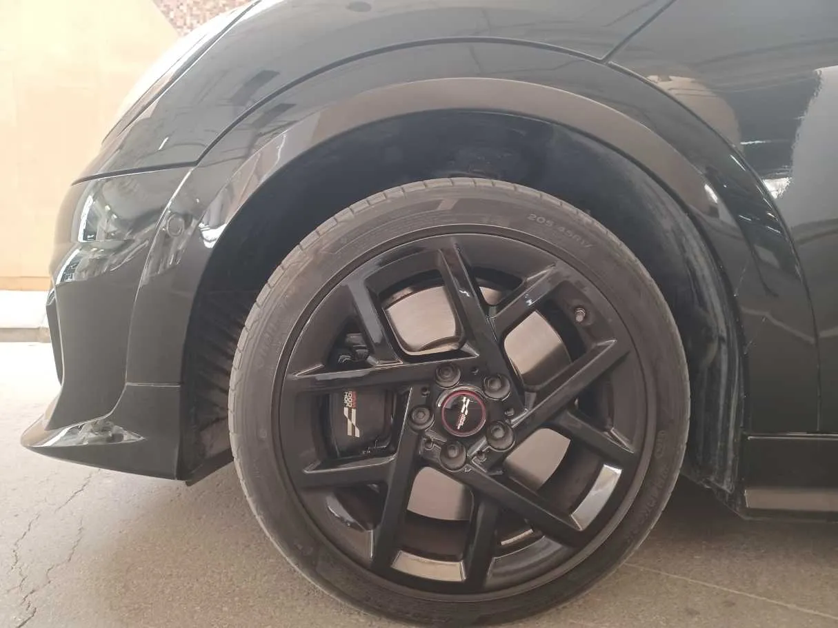 Car image 9