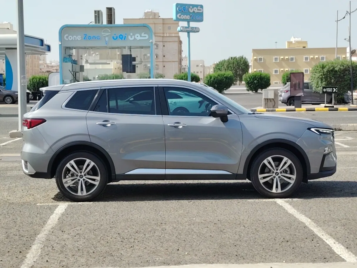 Car image 4