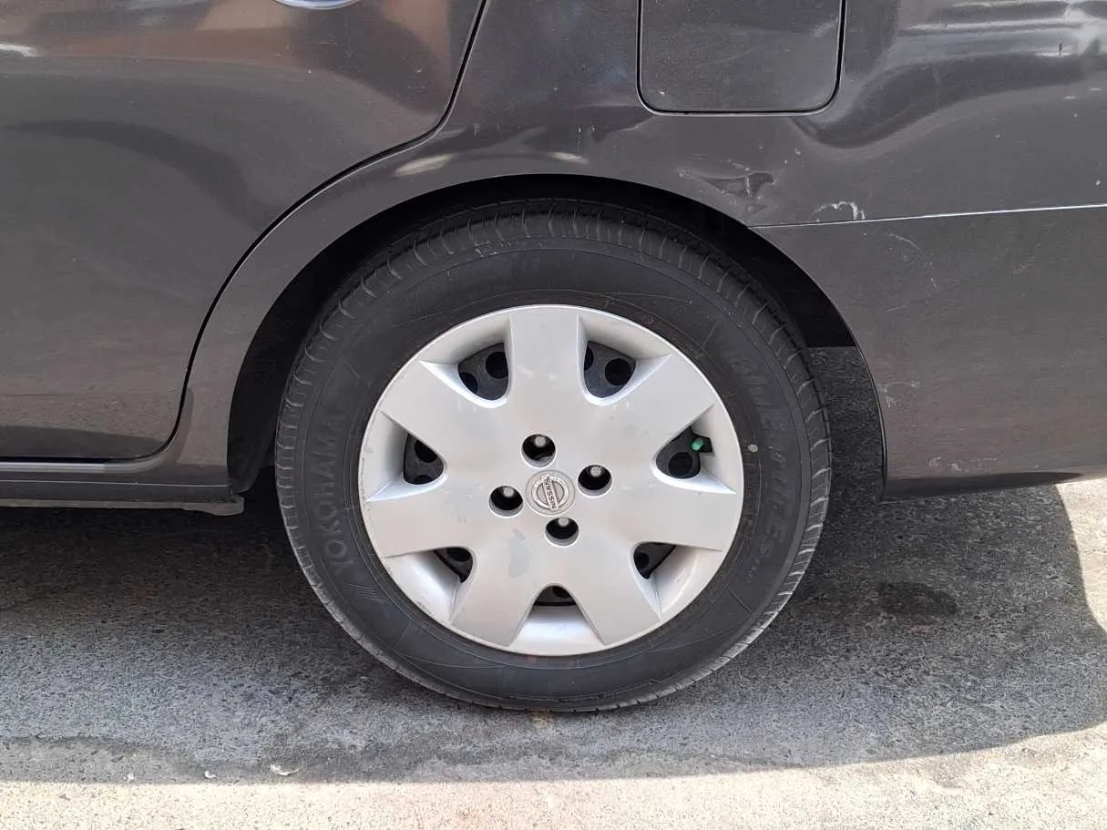 Car image 9