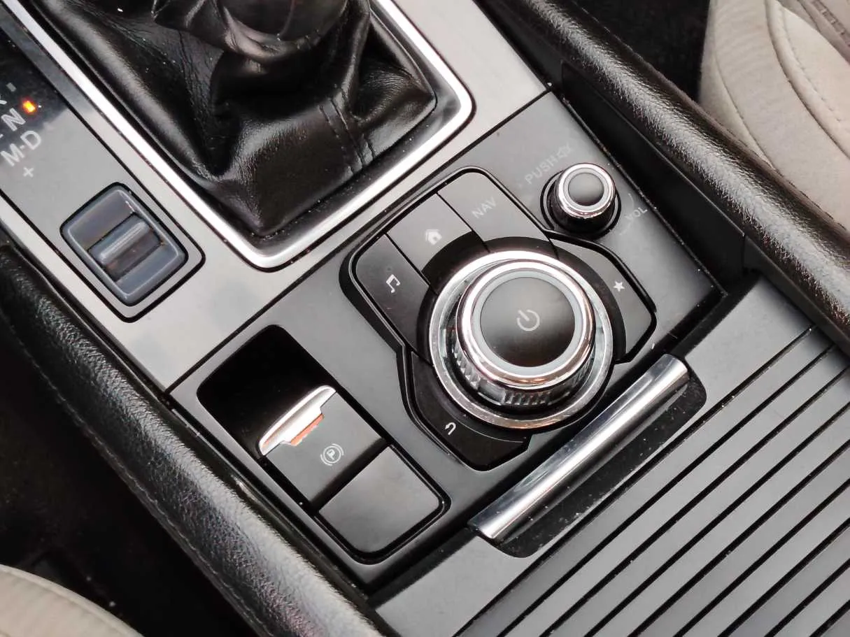 Car image 19