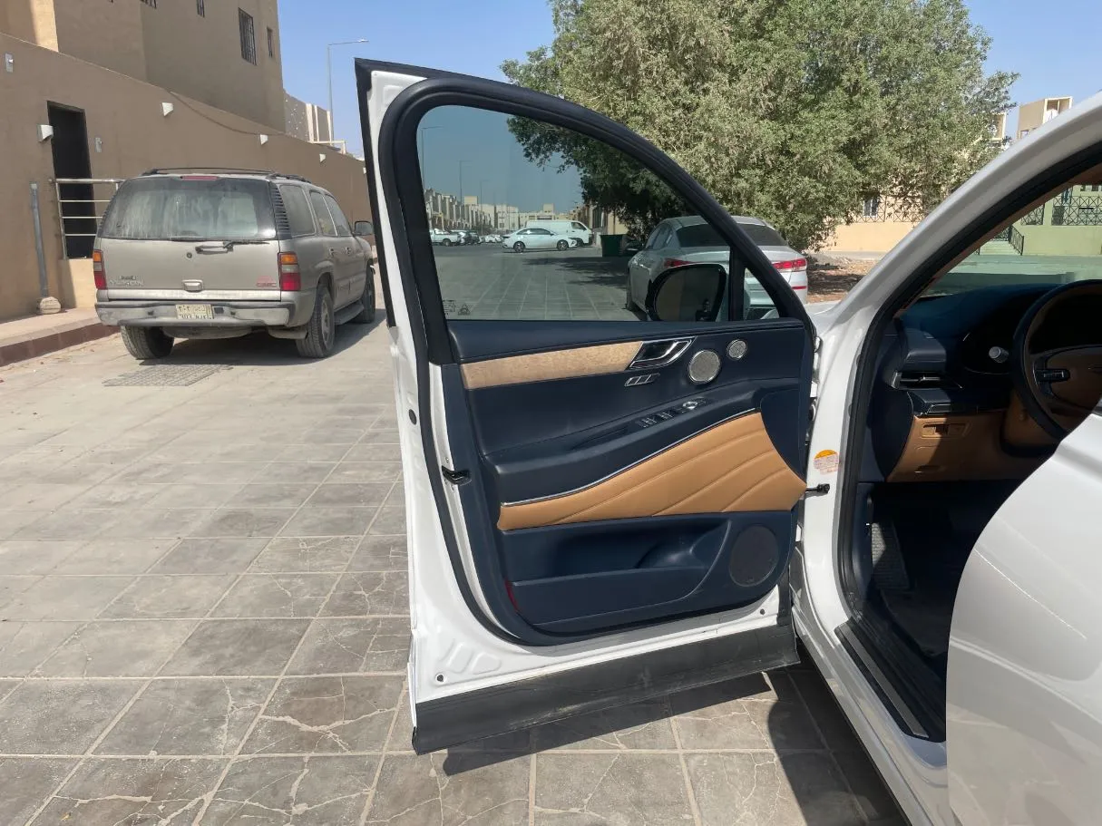 Car image 11