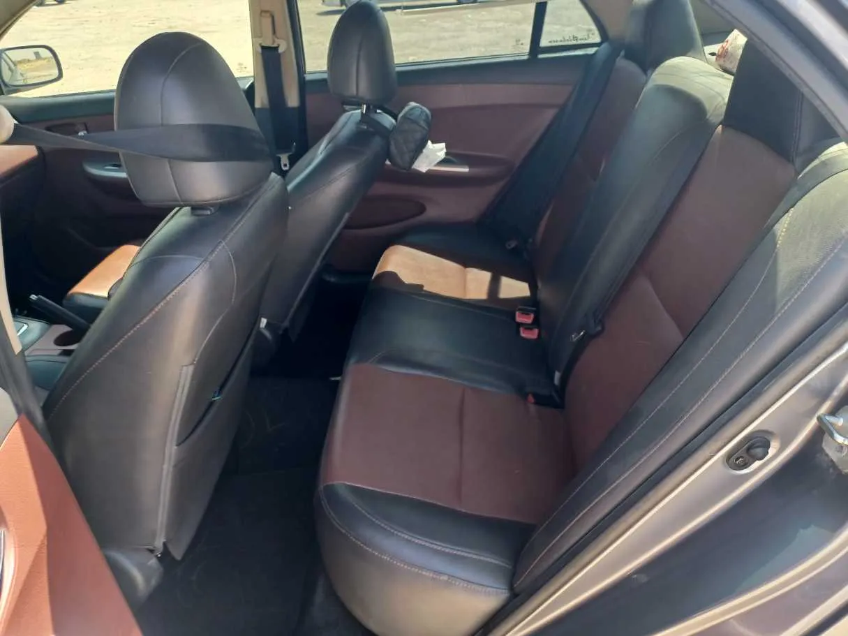 Car image 14