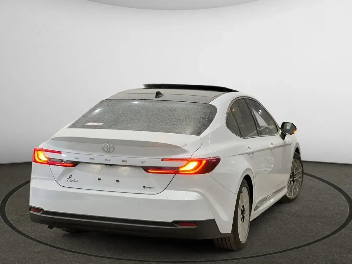 Car image 4