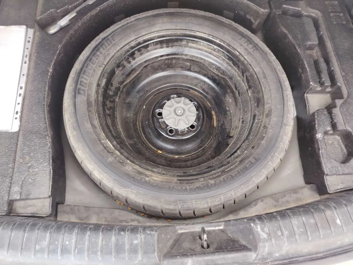 Car image 26