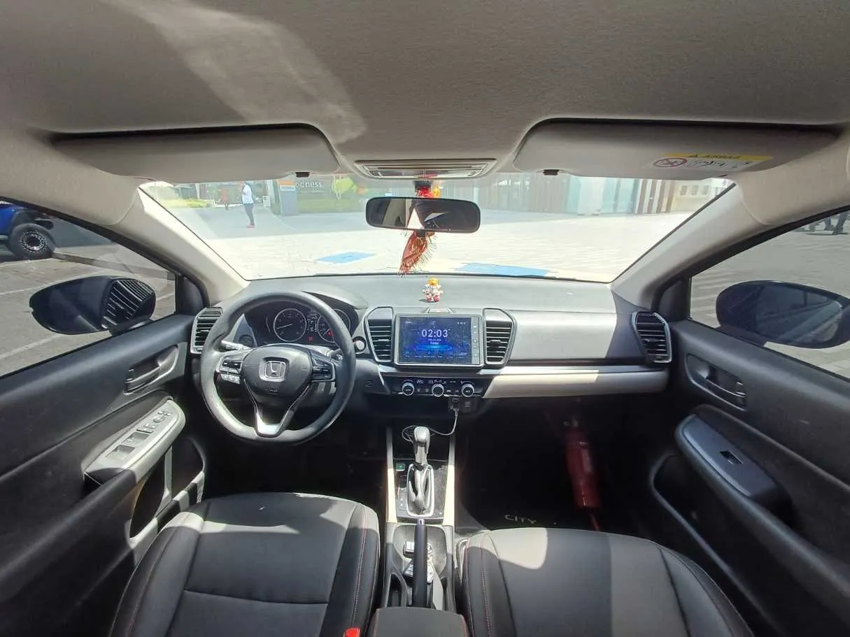 Car image 17