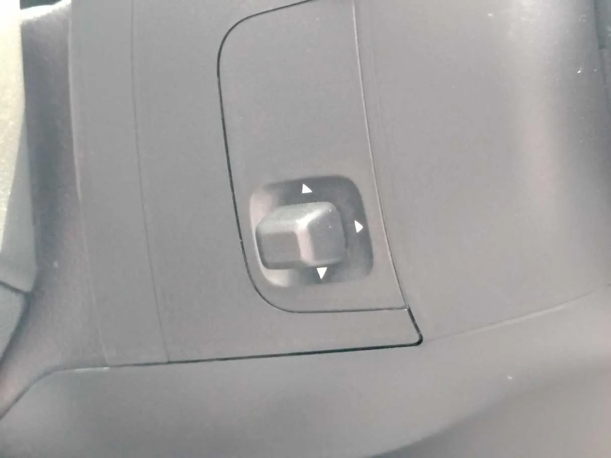 Car image 32