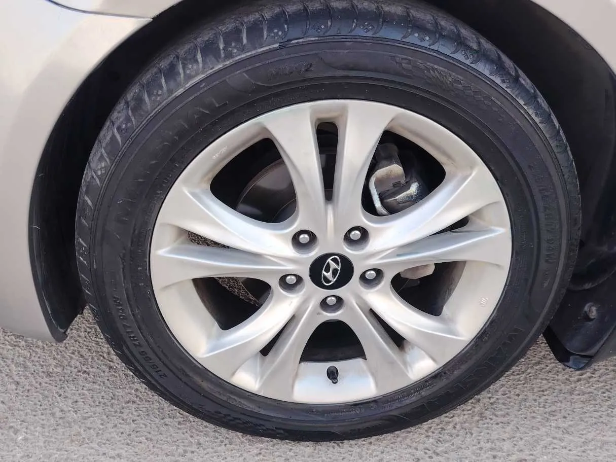 Car image 10