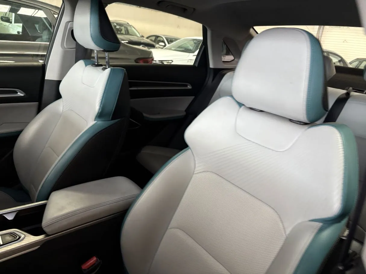 Car image 9