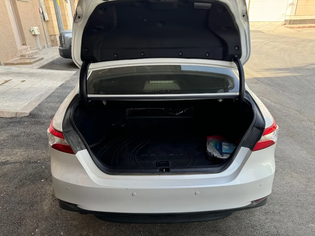 Car image 19