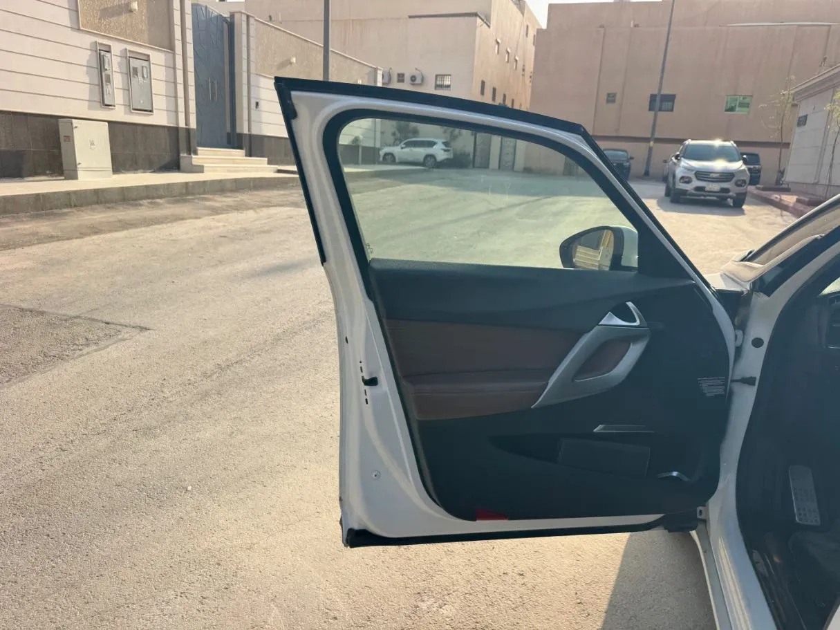 Car image 10