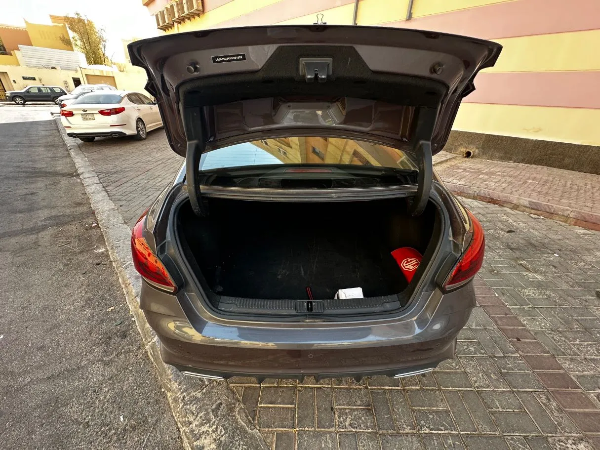 Car image 26