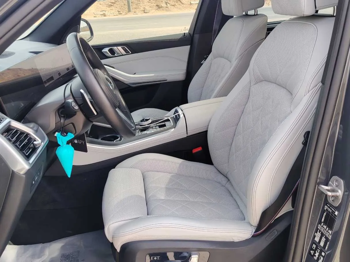 Car image 14
