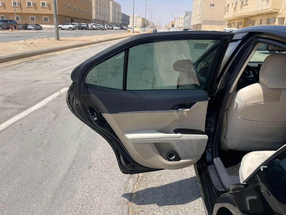 Car image 14