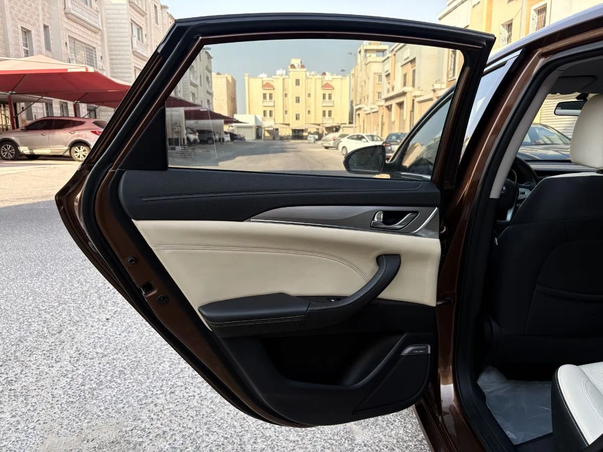 Car image 14