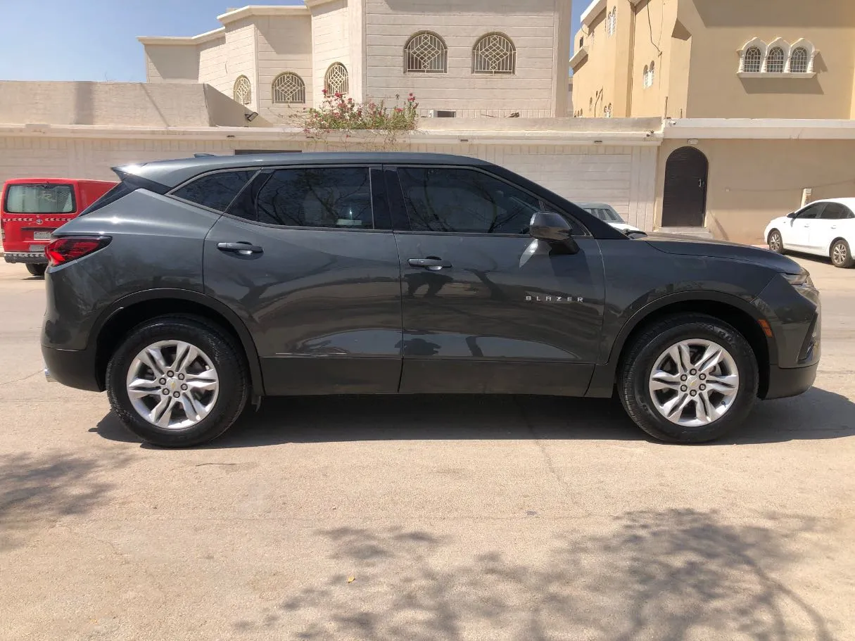 Car image 4