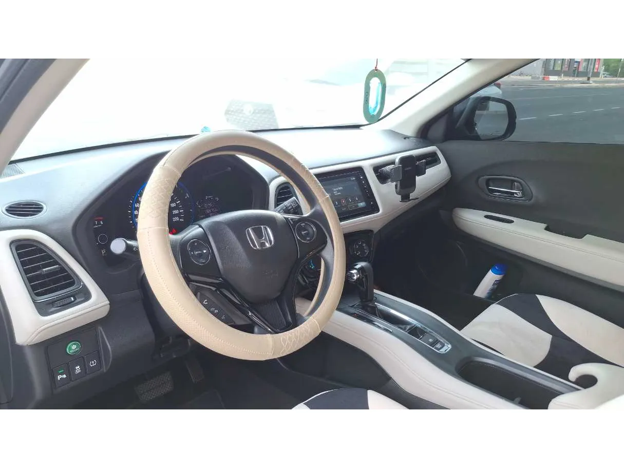 Car image 11