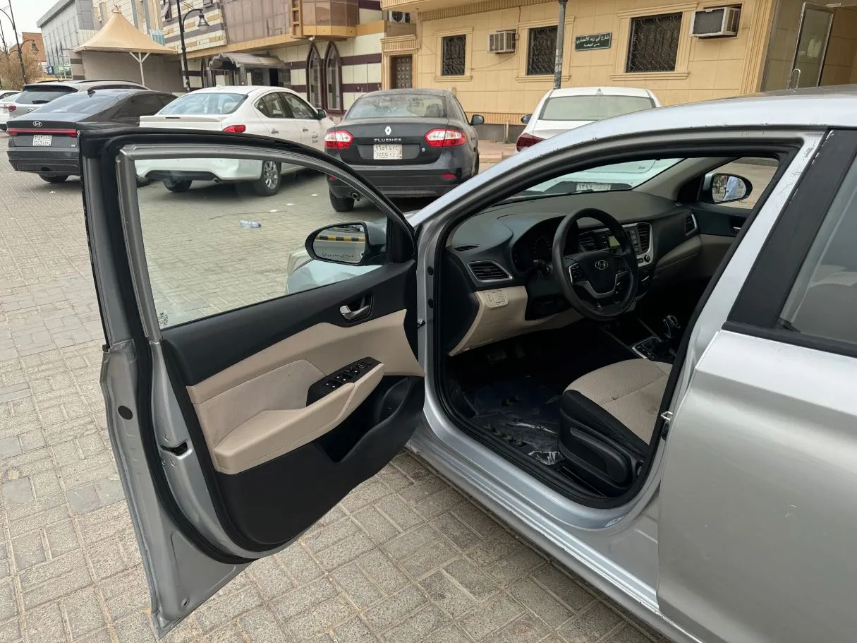 Car image 10