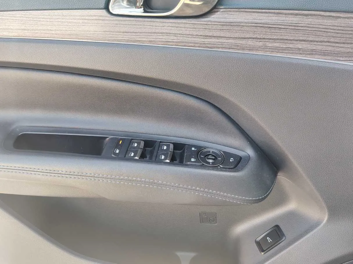 Car image 27