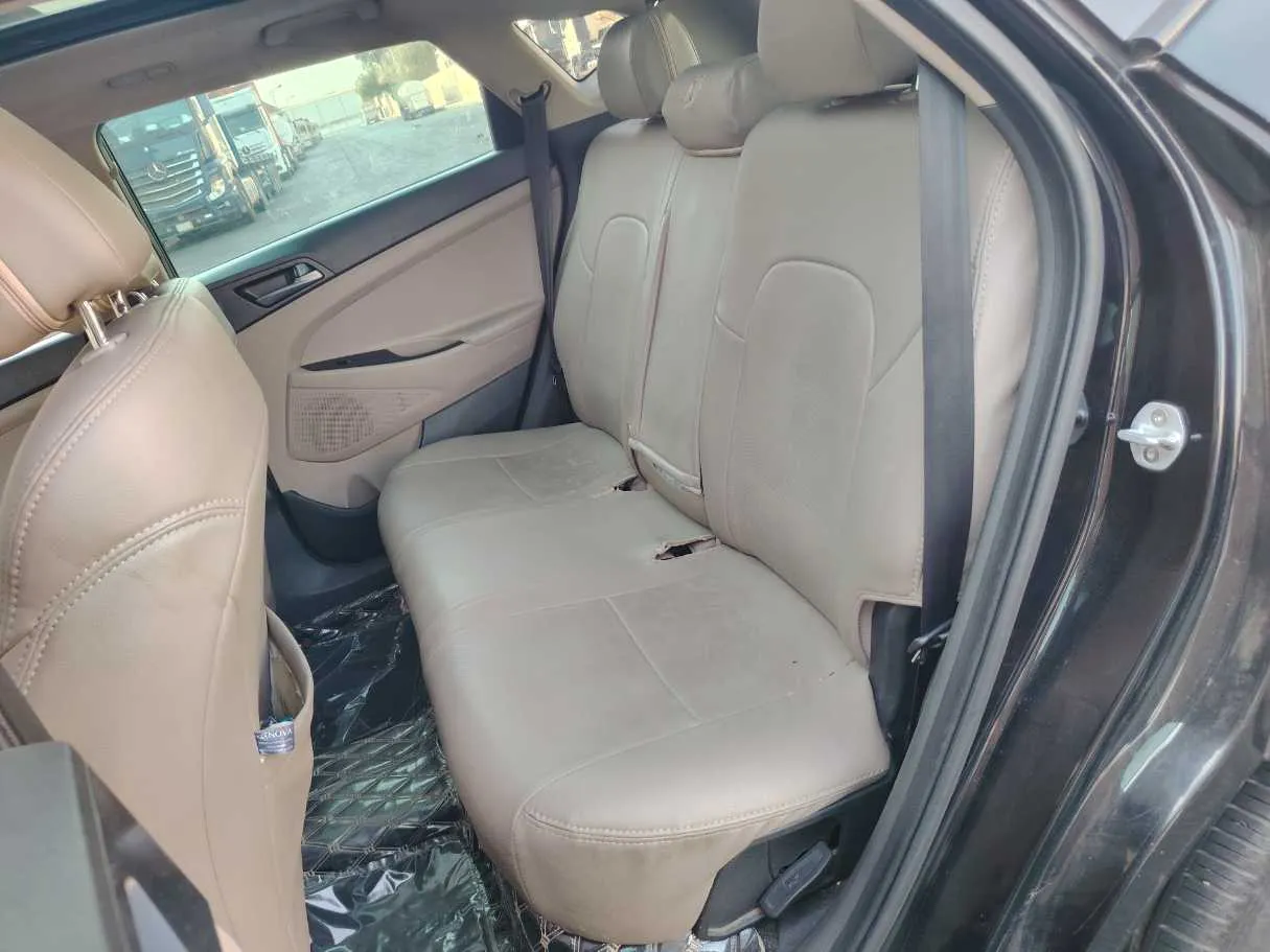 Car image 17