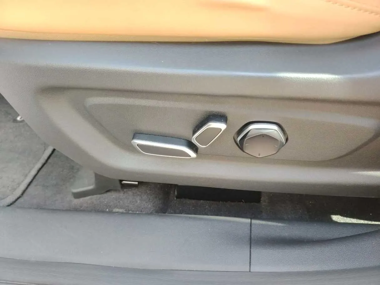 Car image 40