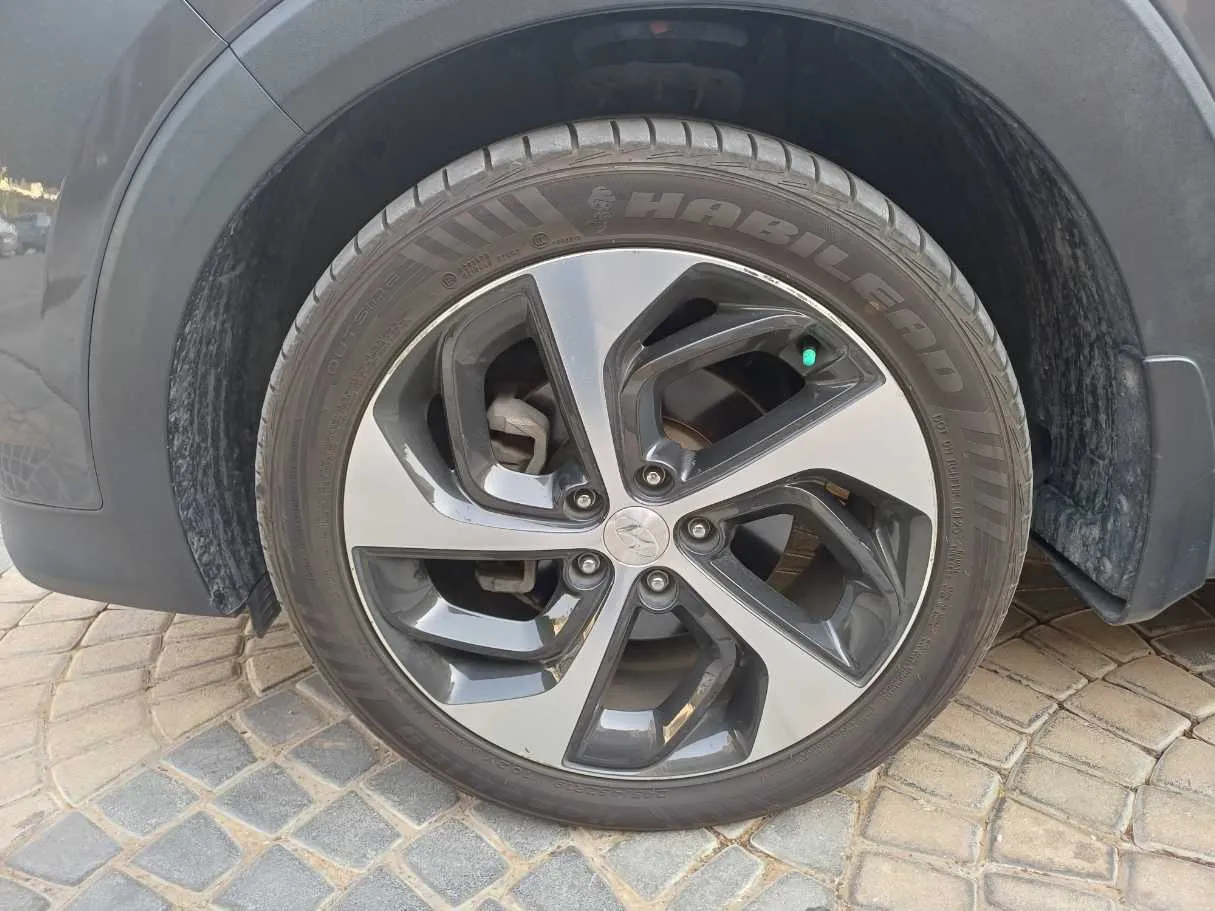 Car image 9