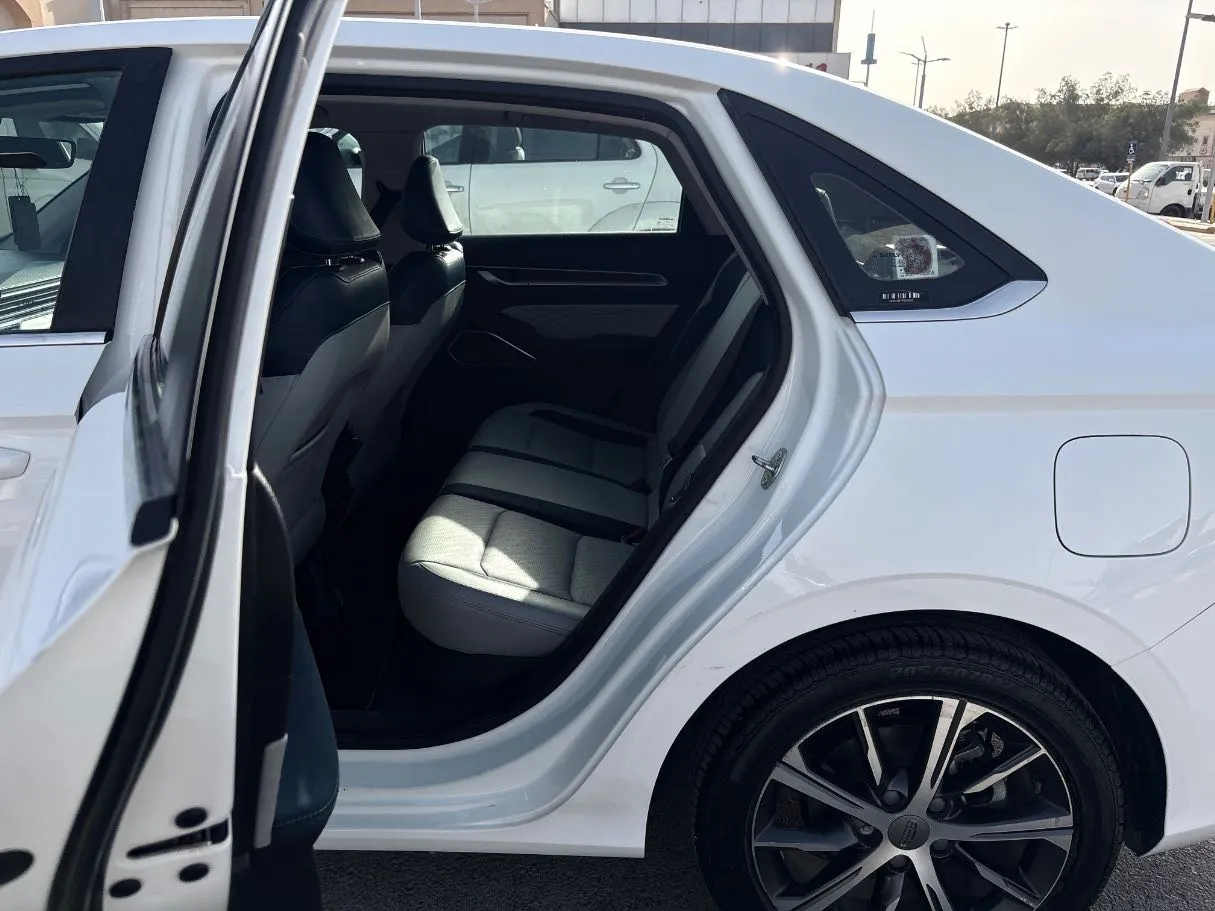 Car image 15