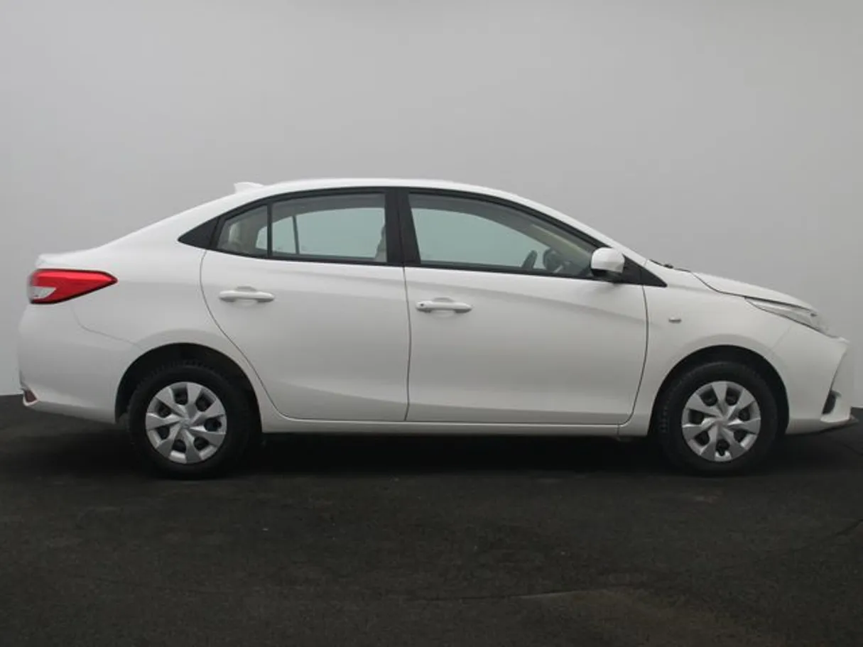 Car image 13