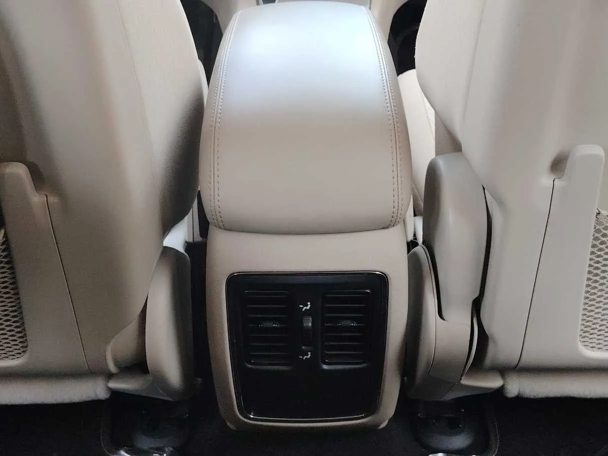 Car image 26