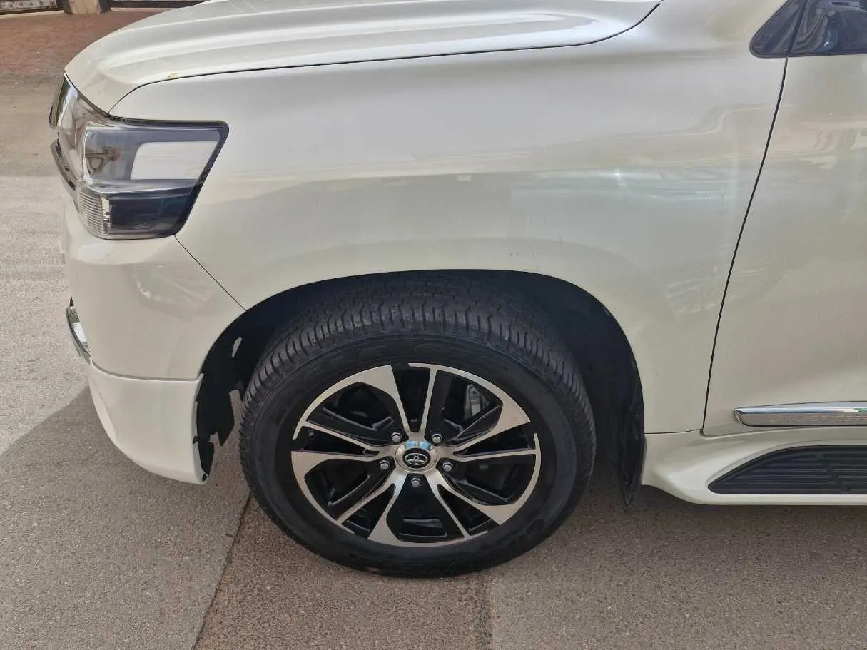 Car image 9
