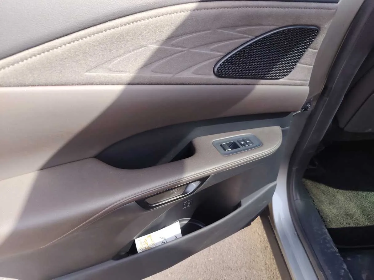 Car image 32