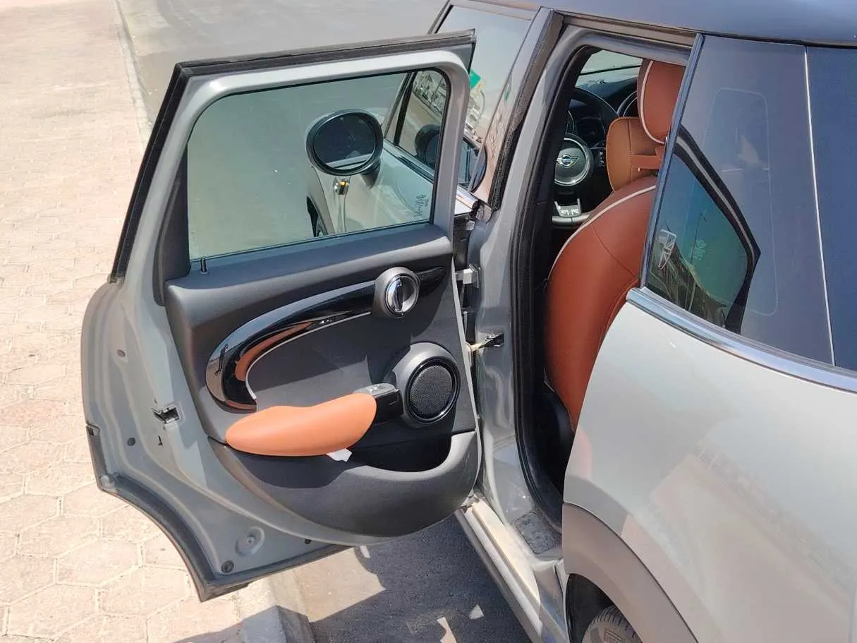 Car image 14