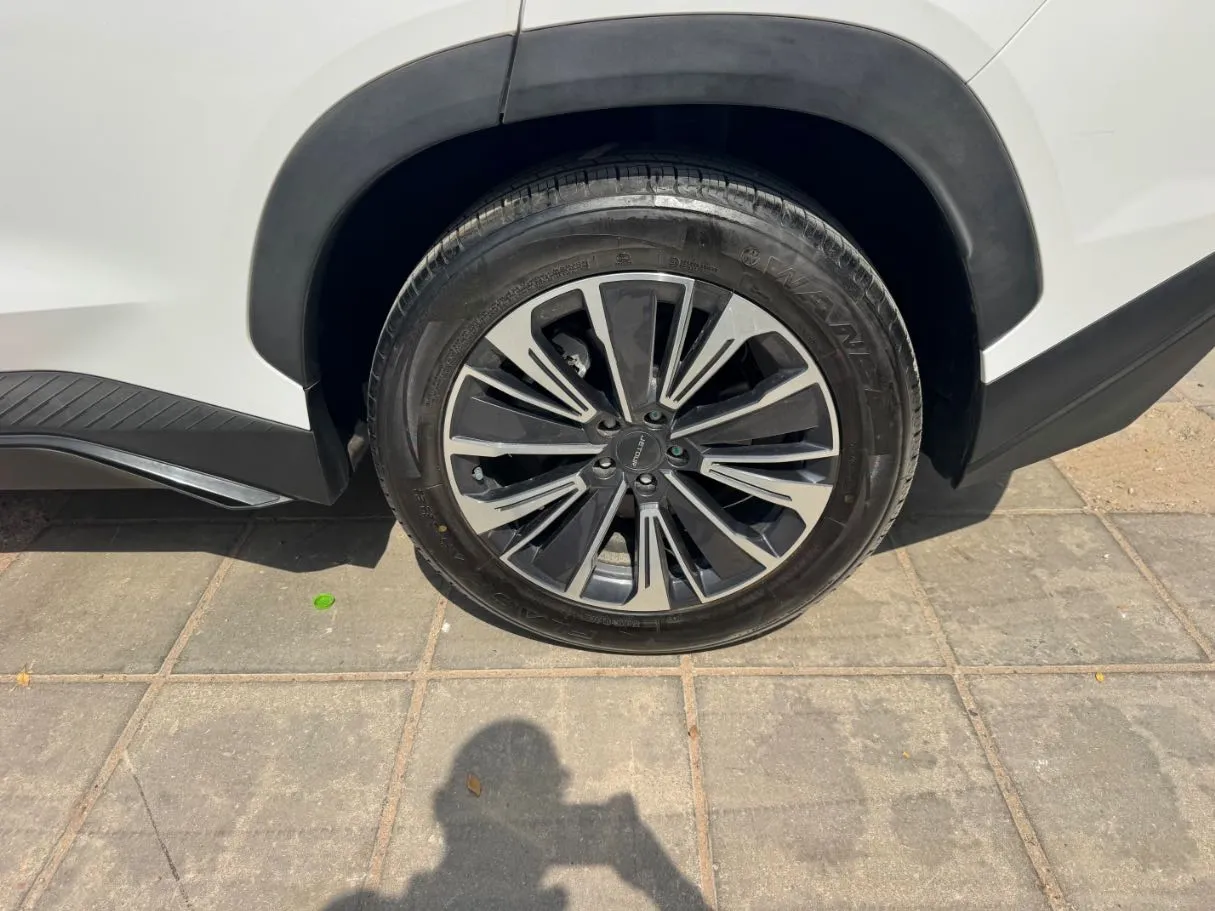 Car image 9