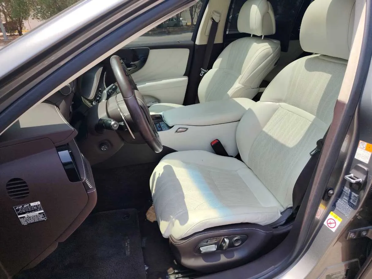 Car image 12