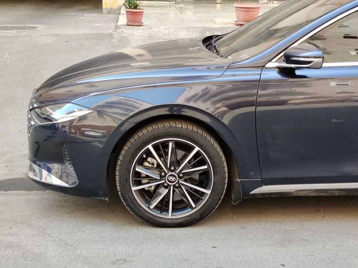 Car image 9