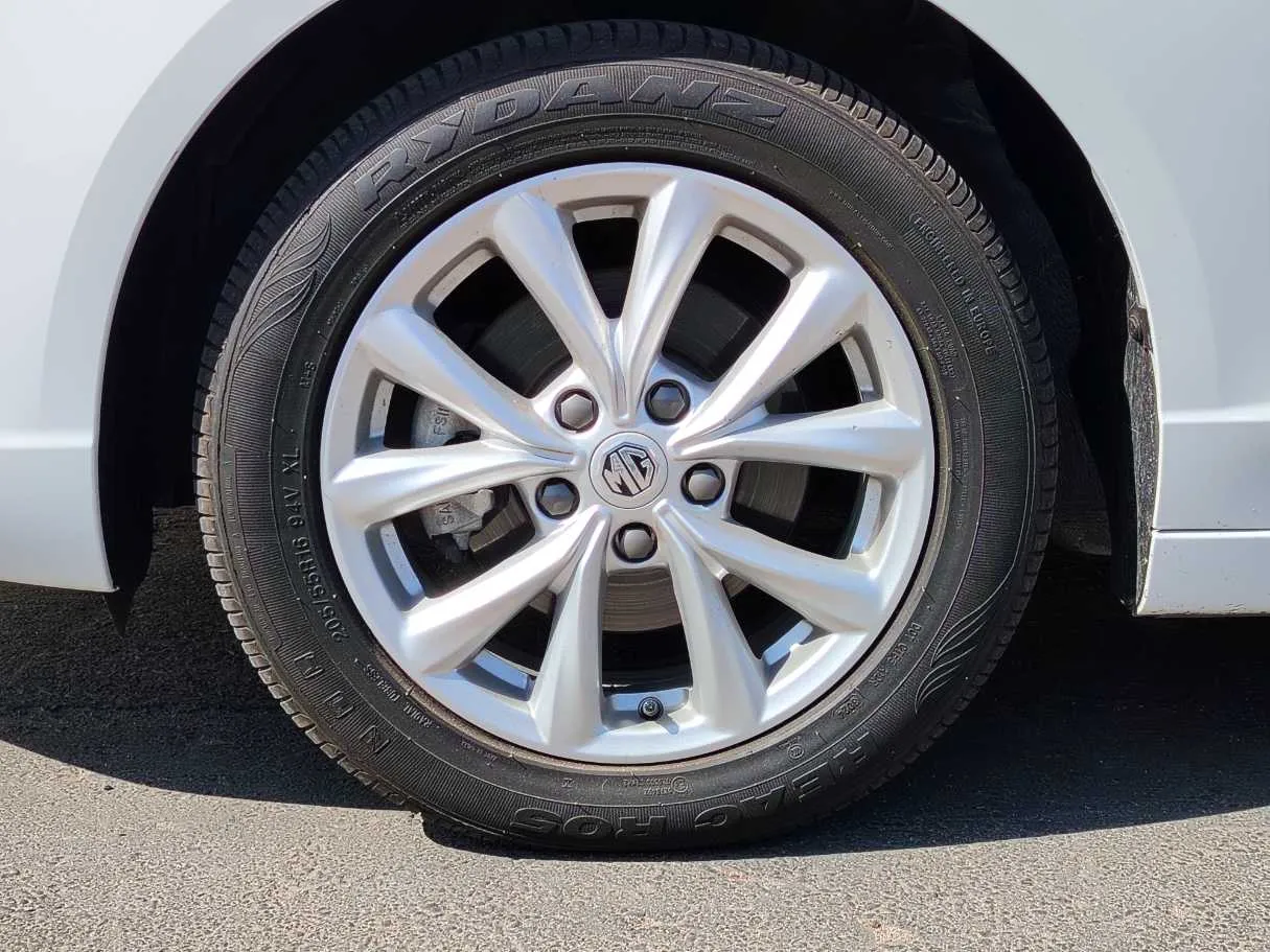 Car image 10