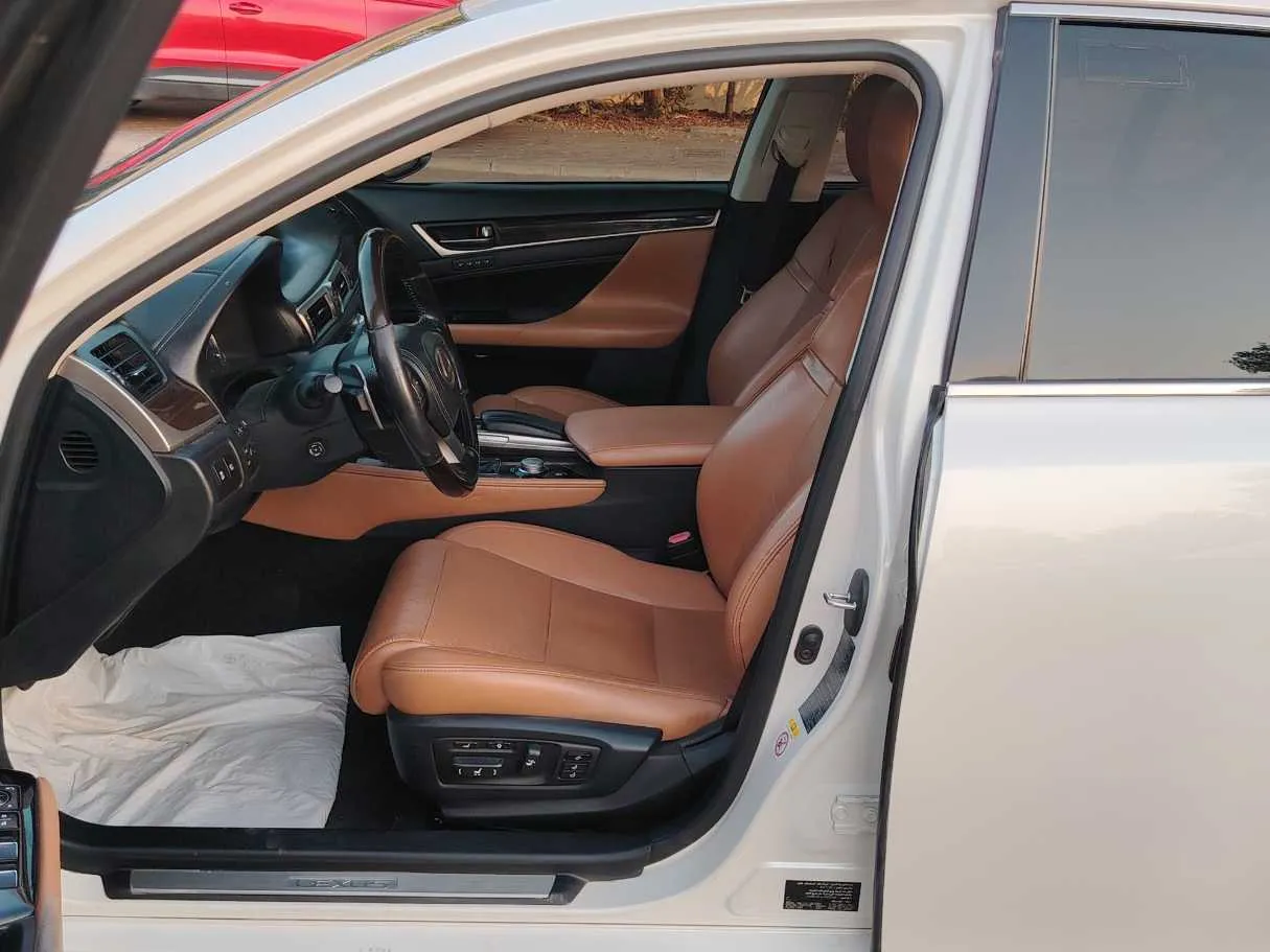Car image 12