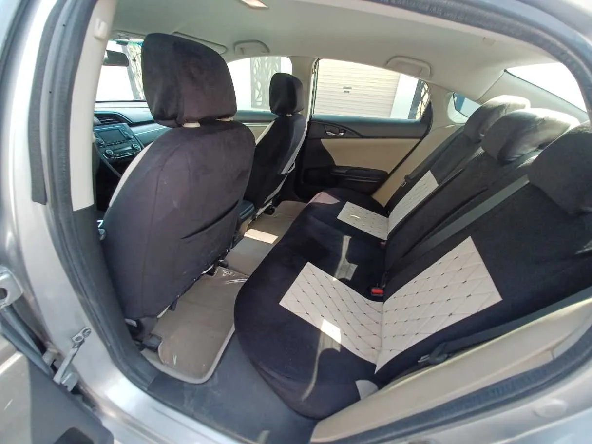 Car image 11