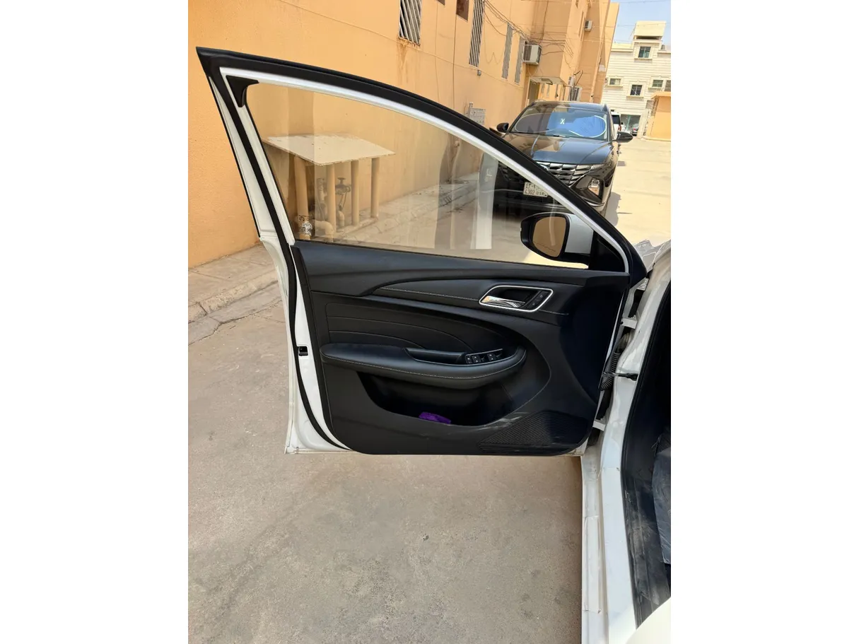 Car image 10