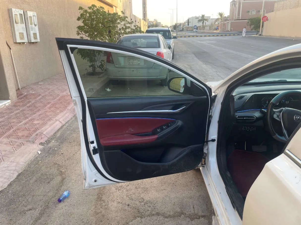 Car image 10