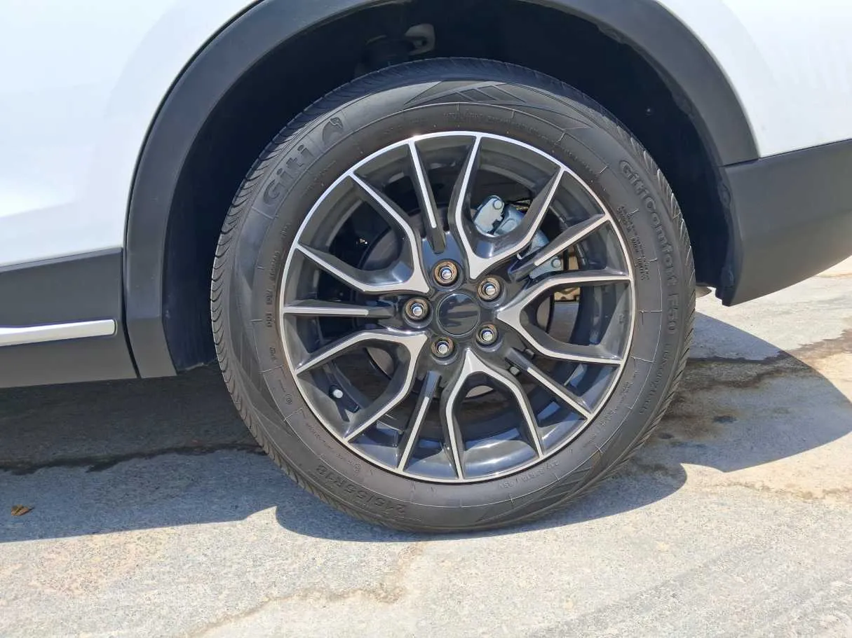 Car image 9