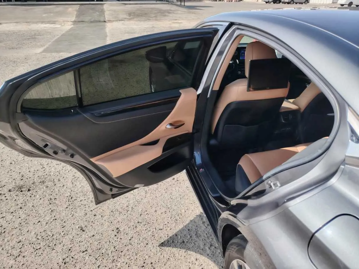 Car image 15
