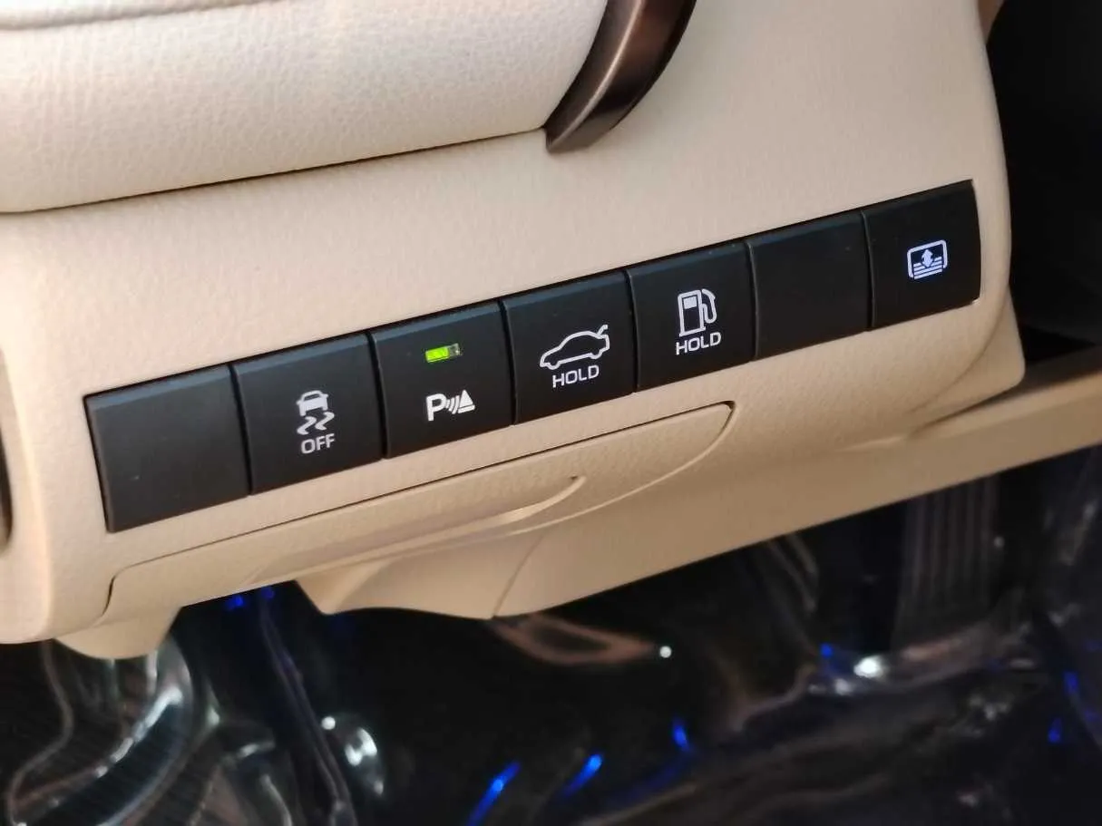 Car image 30