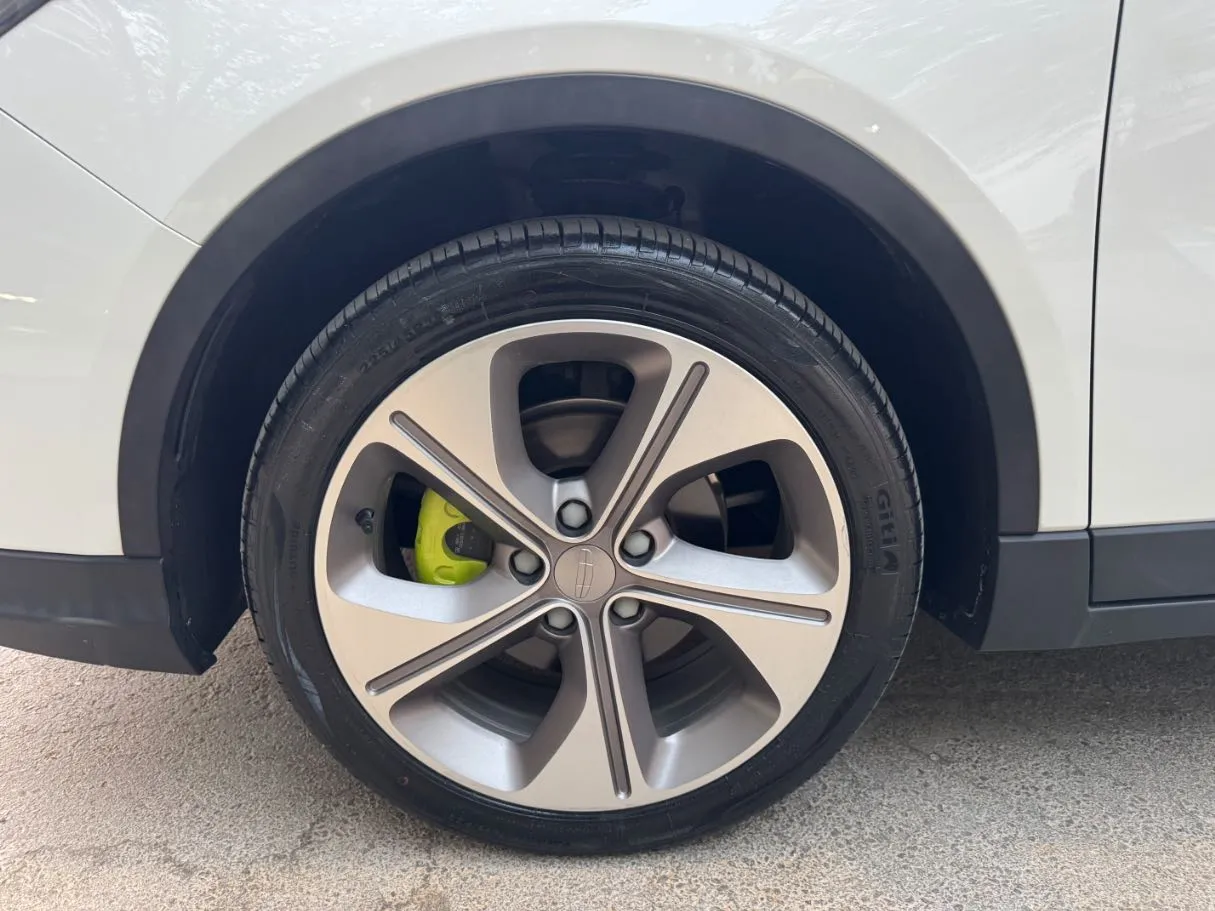 Car image 9